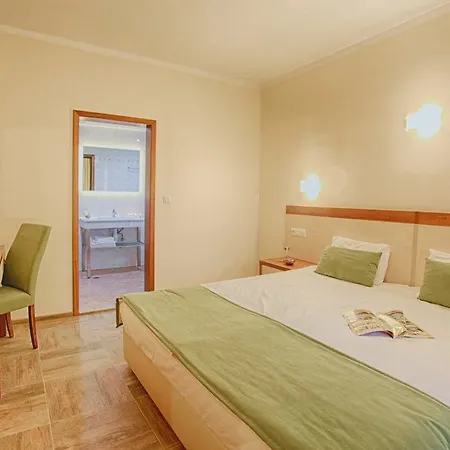 Ljuljak Otel 3*